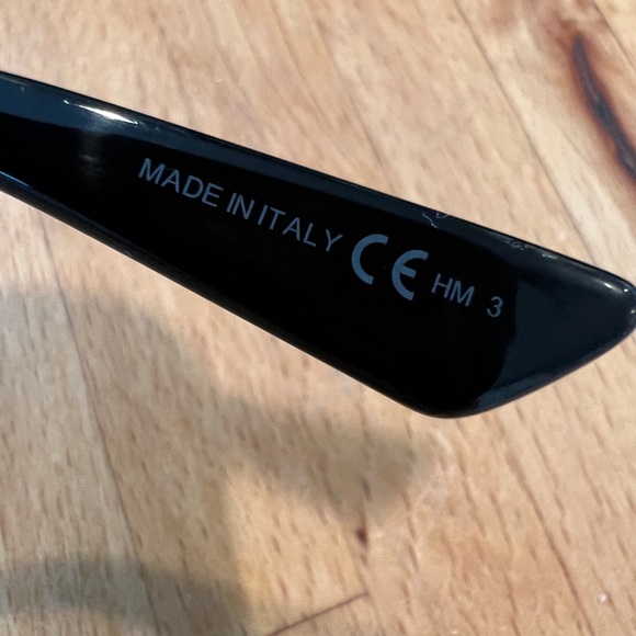 Like new Christian Dior sunglasses. Worn only 3 times. - Picture 11 of 11